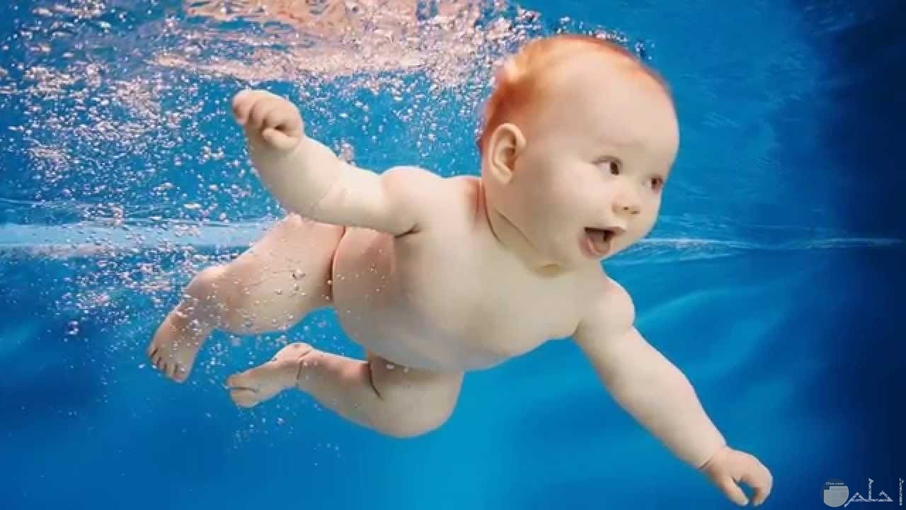 ولد صغير يغطس في الماء.