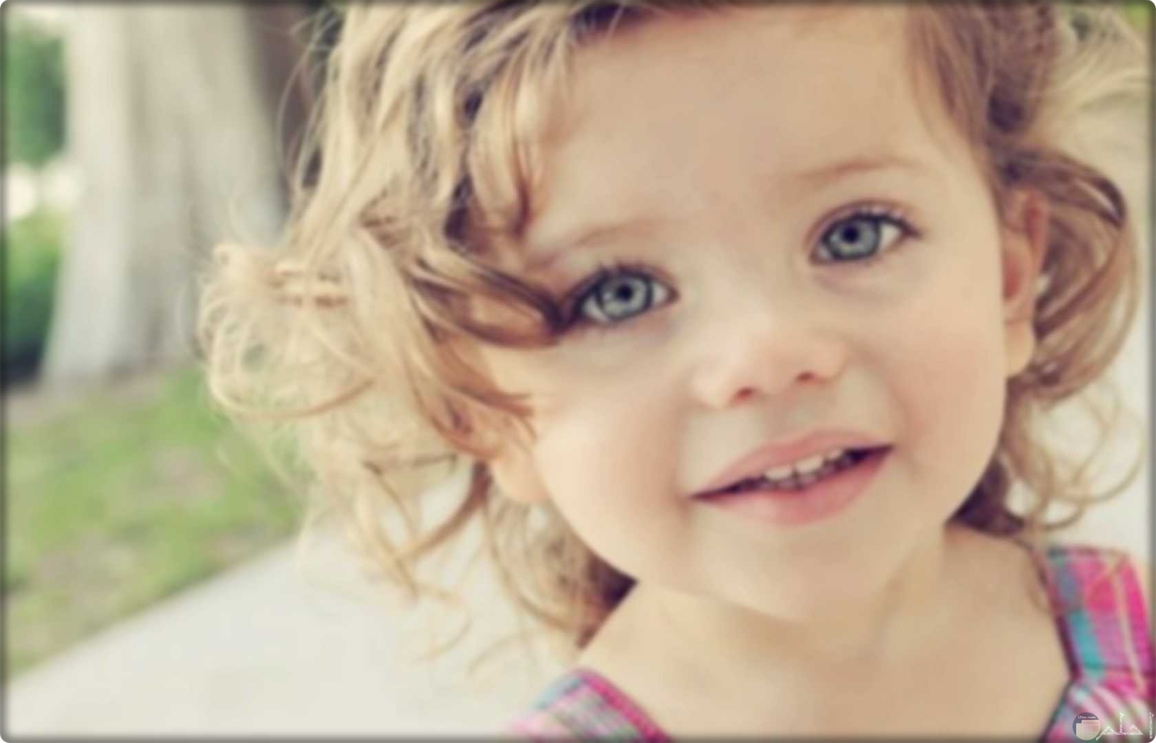بنت صغيرة جميلة بشعر بنى مصفر و عين ملونة.