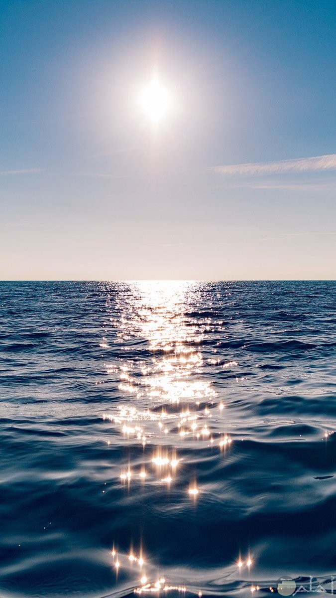صورة فريدة من نوعها و غير منتشرة للبحر مع السماء بدرجات الأزرق الغامق.