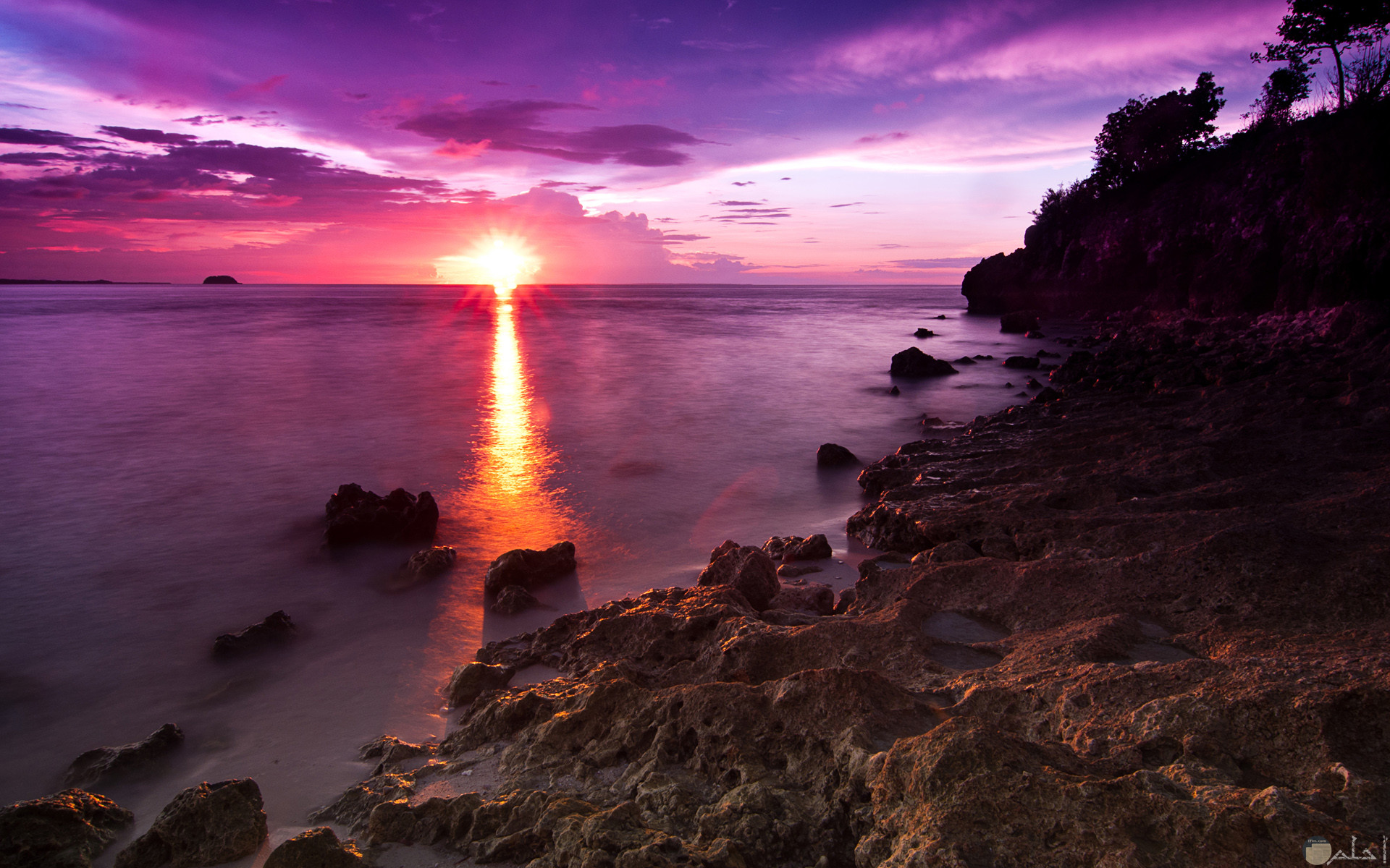 منظر لغروب الشمس و البحر باللون البنفسجي- لعشاق البنفسجي.