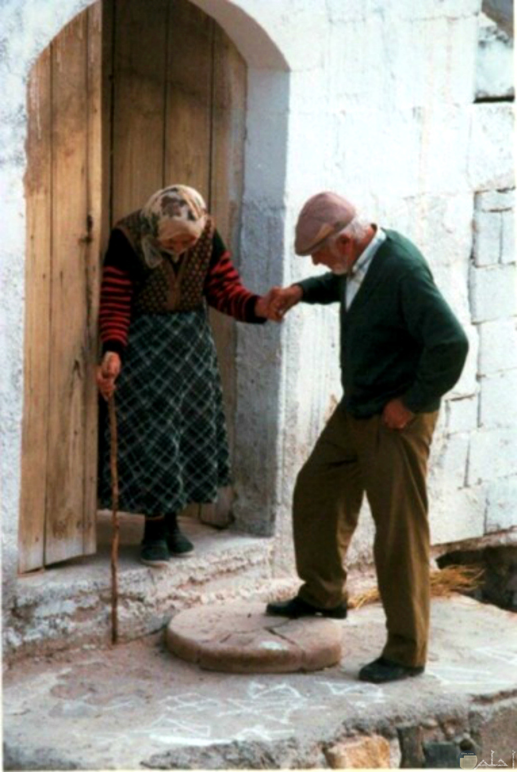 الحب الحقيقي يدوم حتى الكبر، عجوزين يمسكان يد بعض في حب و اهتمام.