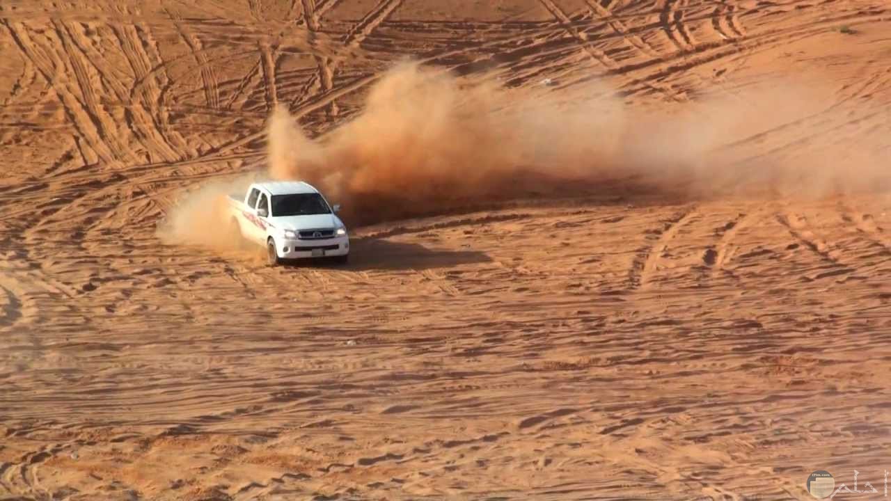 تفحيط و تخميس بالسيارات في الصحراء.
