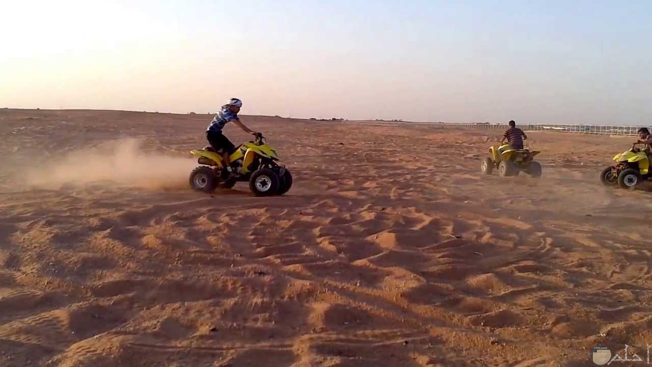 تفحيط على الرمال بالصحراء بالمتسيكلات الرباعية - الدراجات النارية الرباعية.