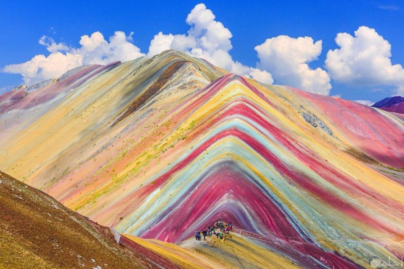 جبال بألوان تبدو كألوان قوس قزح.