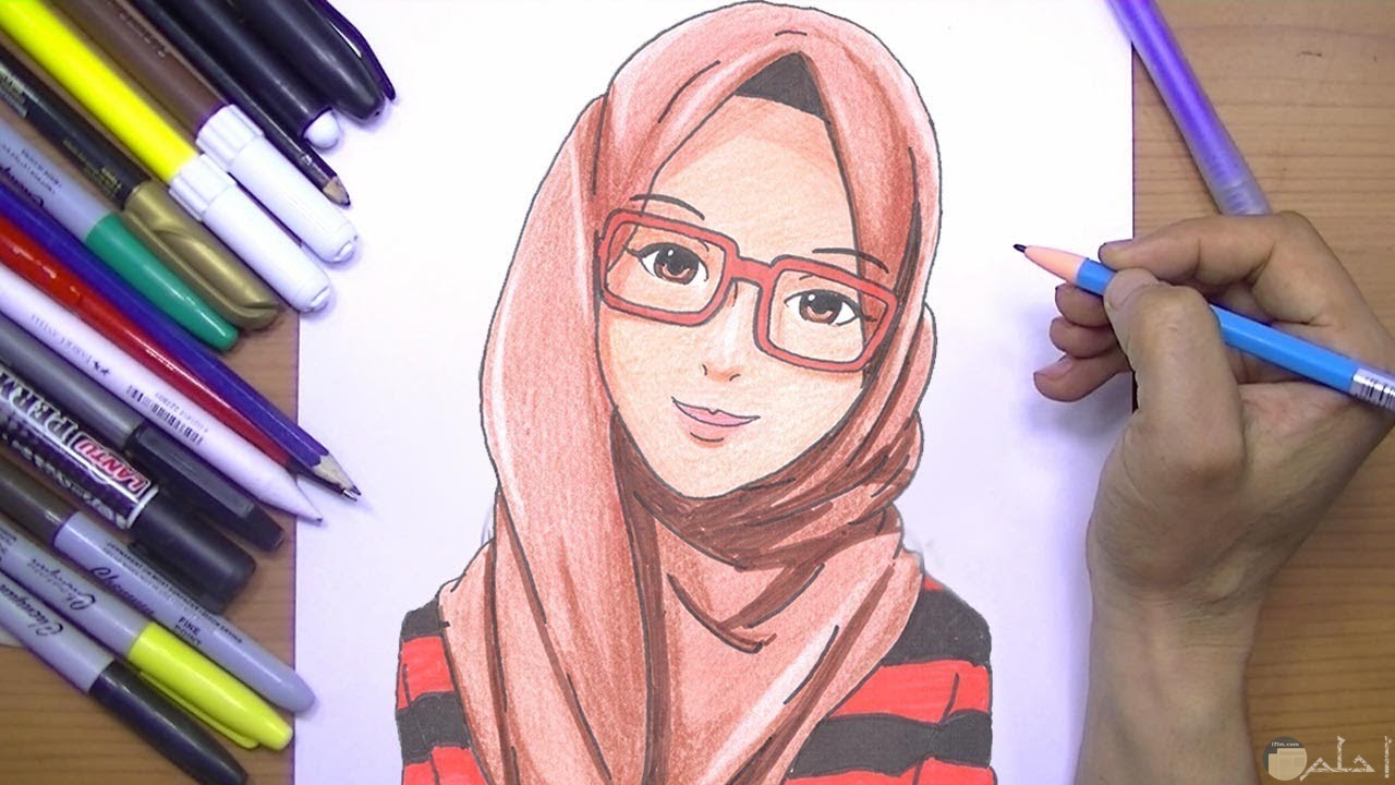 رسمة فتاة محجبة ترتدي حجاب و ملونة.