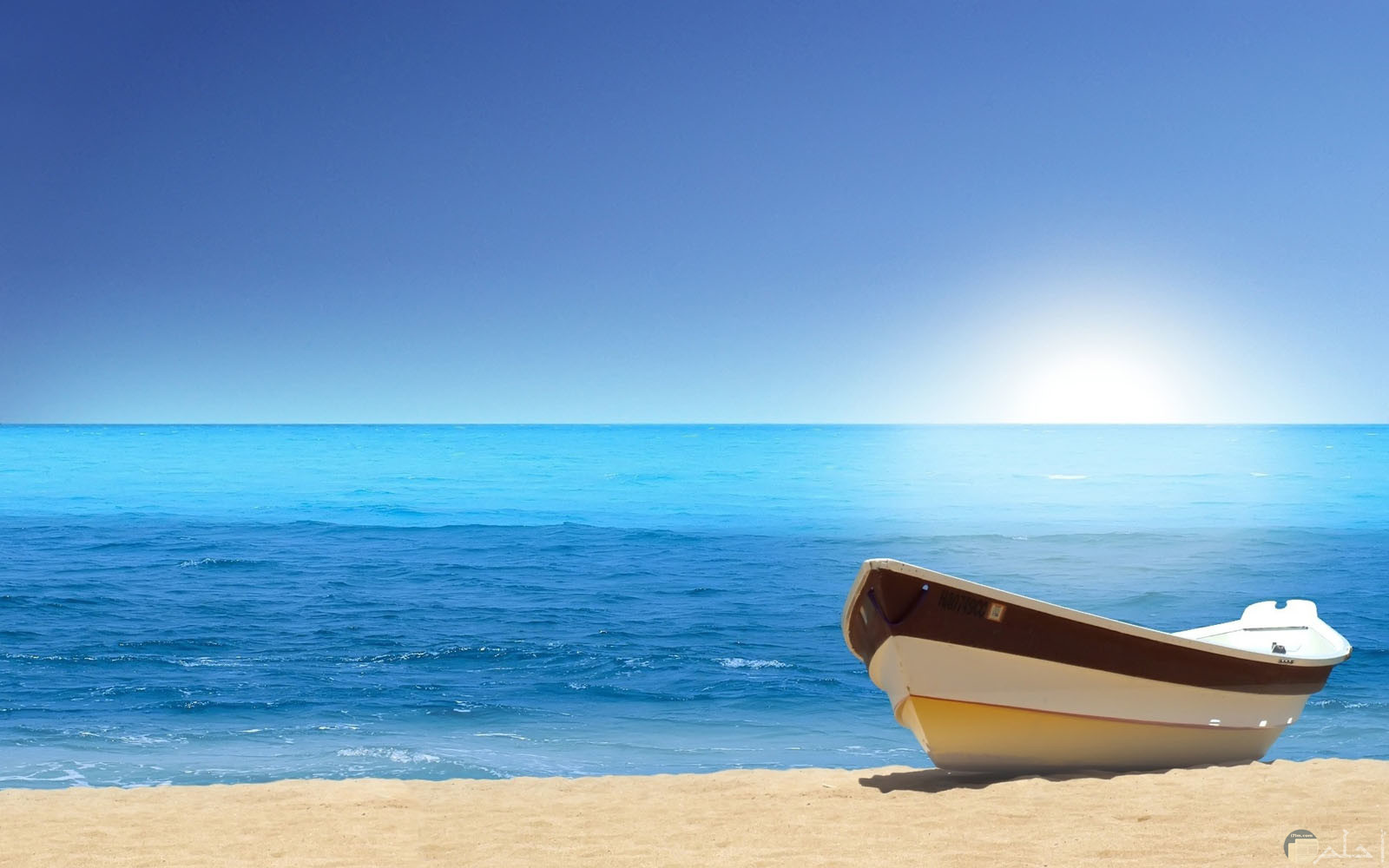 قارب صغير على رمال شاطئ بحر جميل.