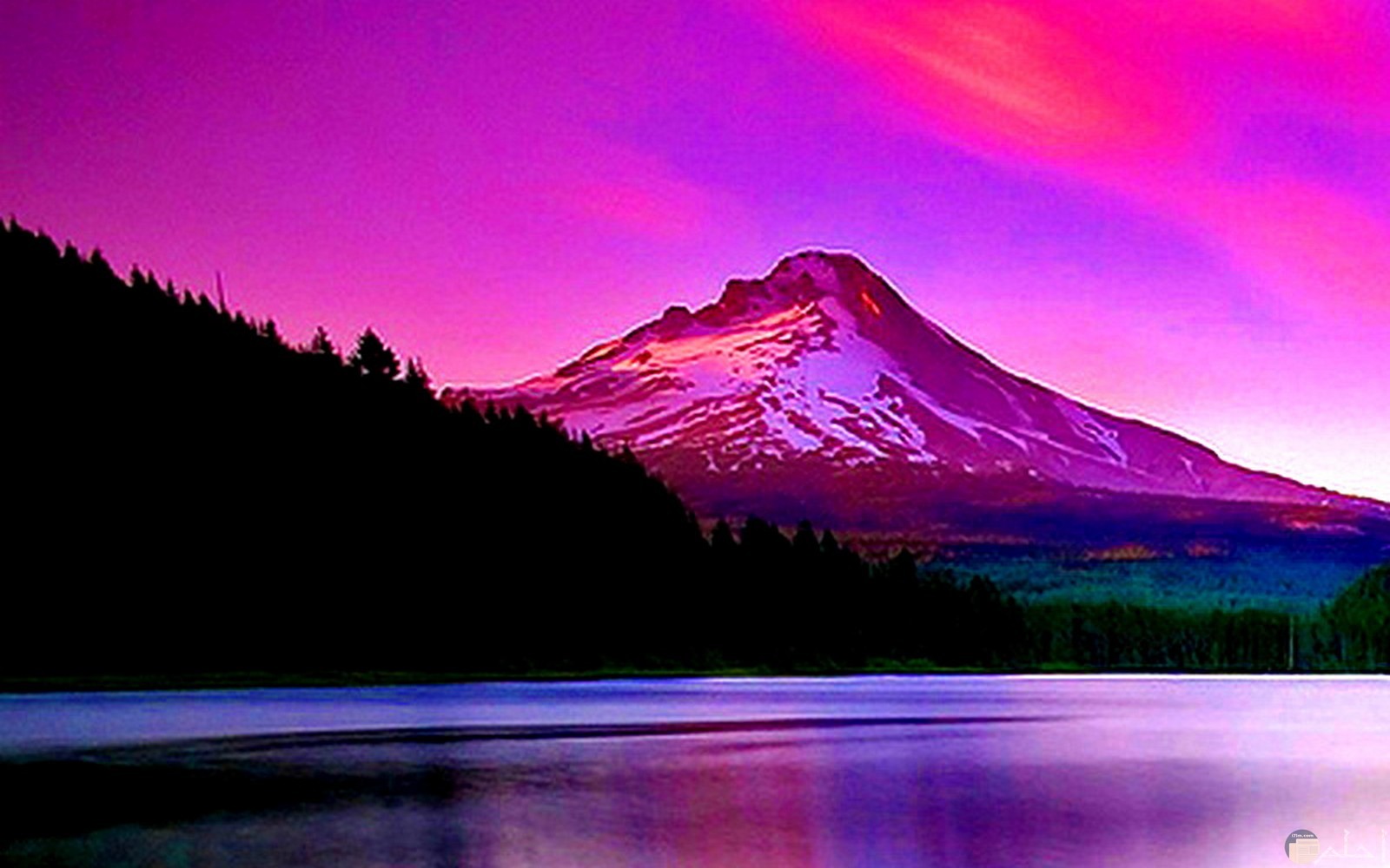 منظر الغروب من وراء الجبال بنفسجى اللون.