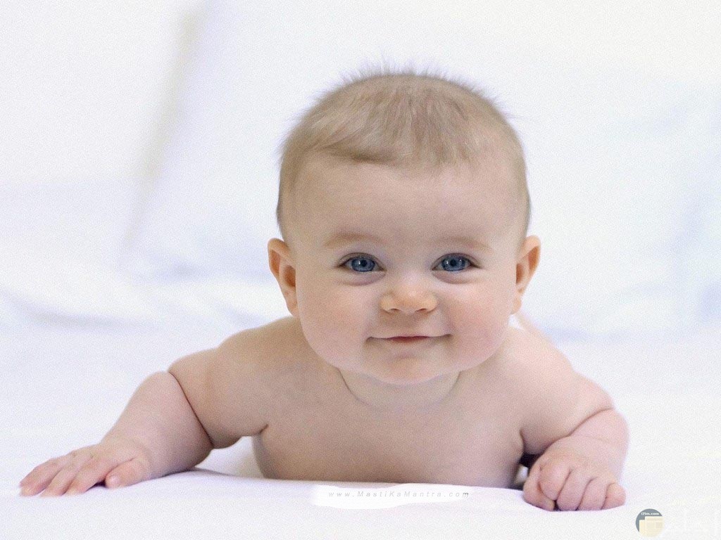 الابتسامة الجميلة من طفل يحبو.