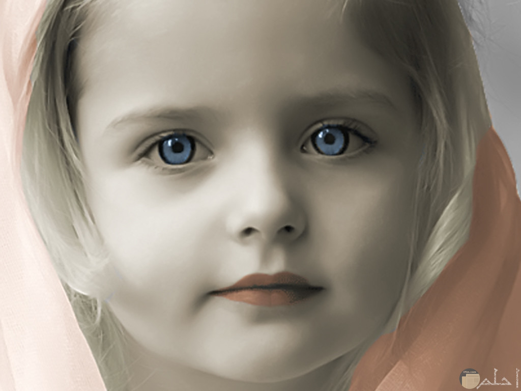 فتاة بعيون ملونة.