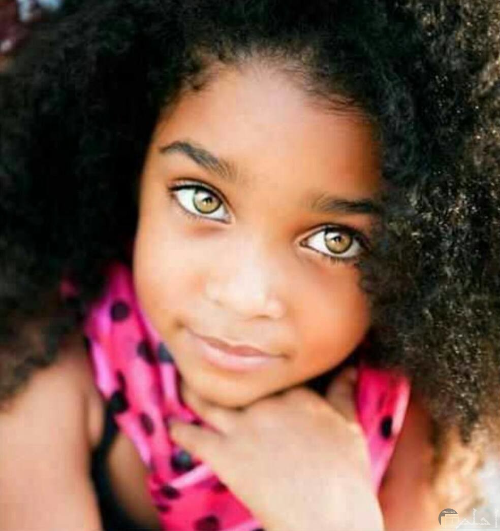 فتاة سمراء بعيون ملونة جميلة.