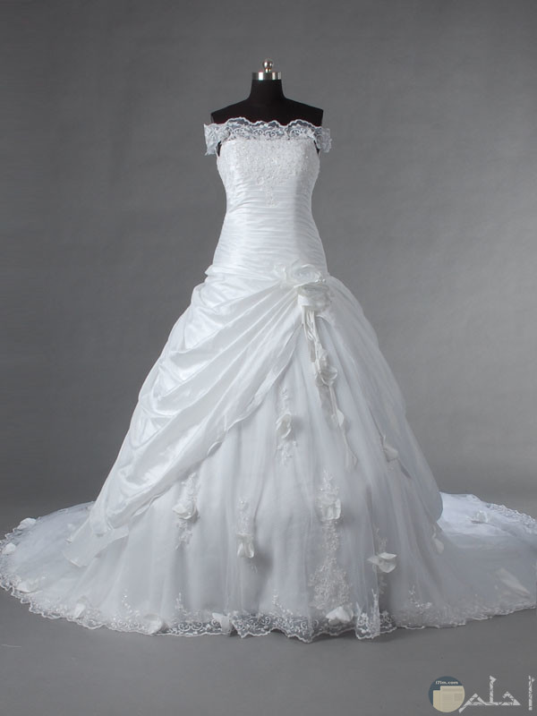 فستان زفاف موديل مميز.