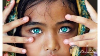 طفلة سمراء بعيون ملونة جميلة.
