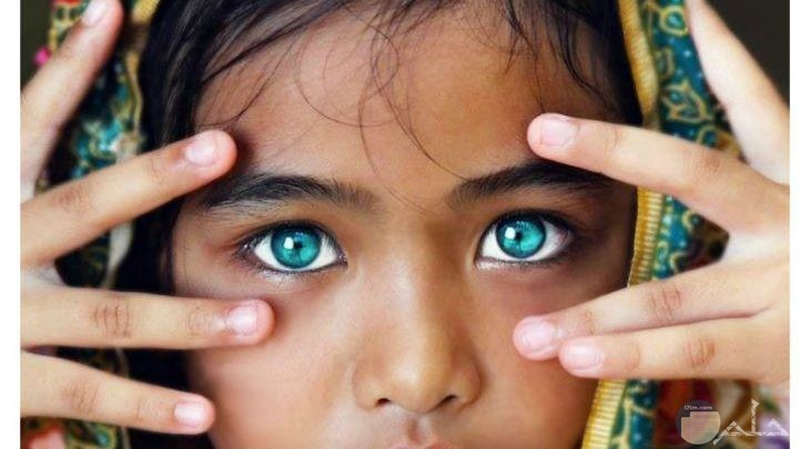 طفلة سمراء بعيون ملونة جميلة.