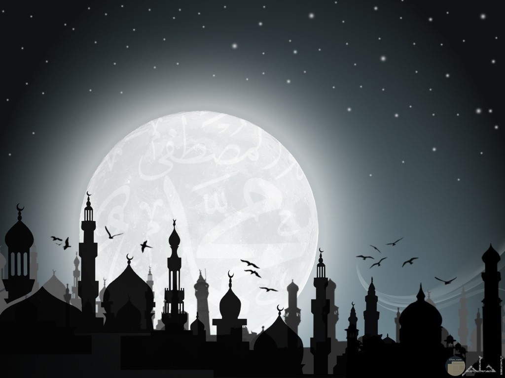 المساجد ليلاً مع القمر.