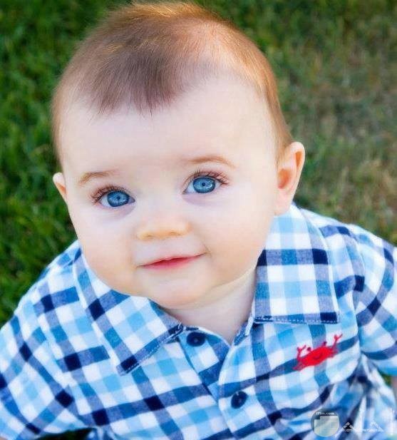 طفل جميل بعيون زرقاء