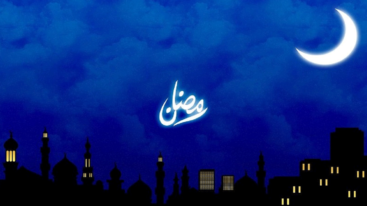 صورة هلال رمضان ينير السماء.