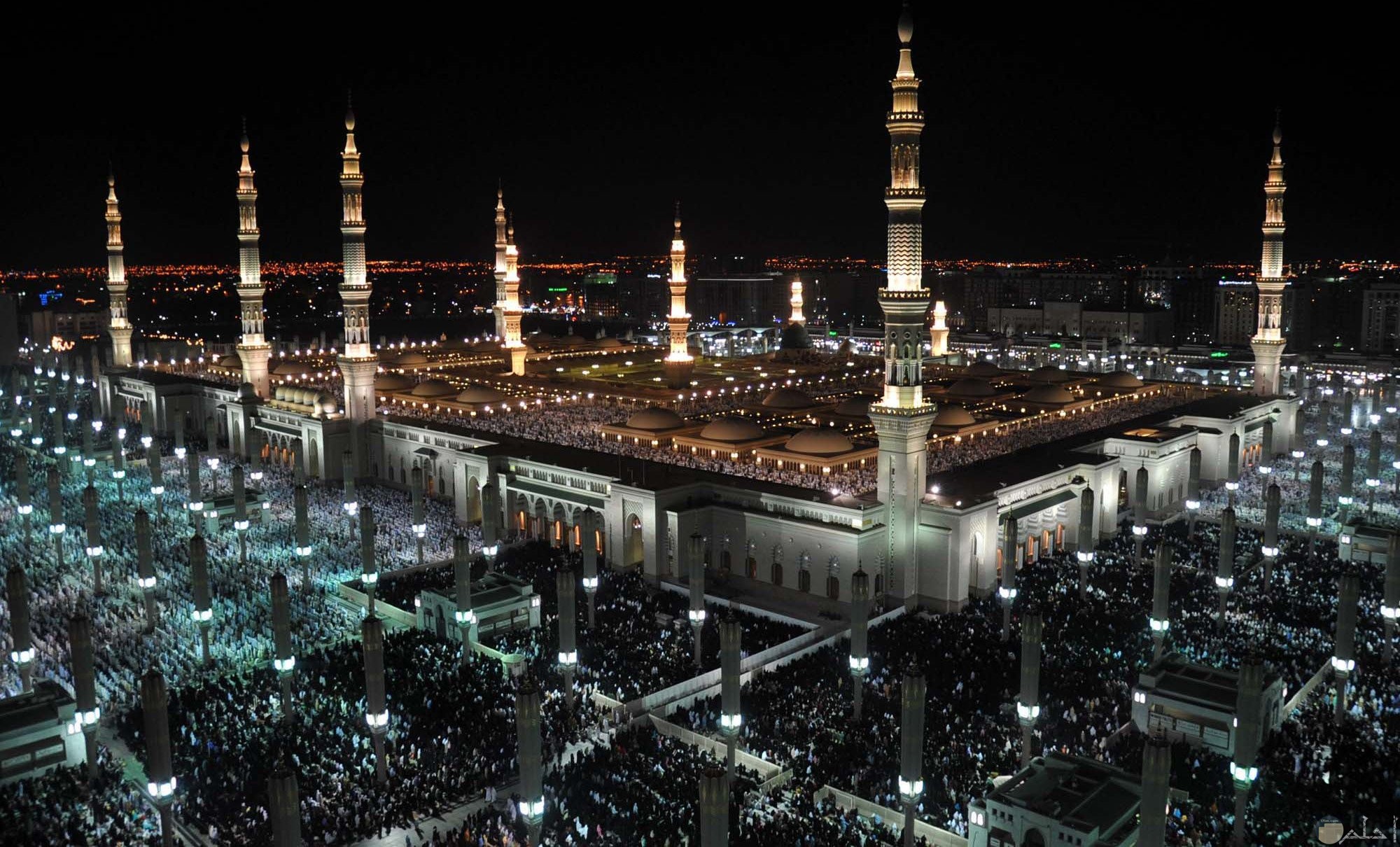 المسجد النبوى الشريف ليلاً.