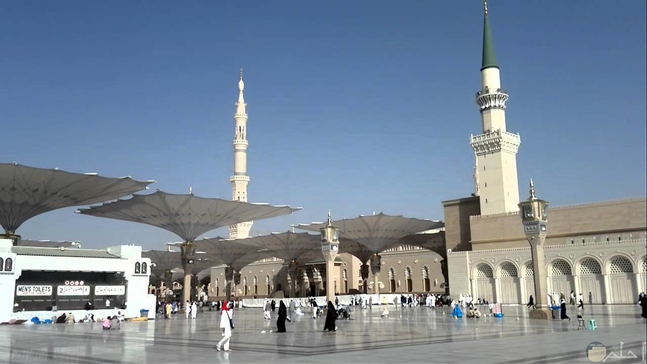 ساحة المسجد النبوى الشريف من الخارج.