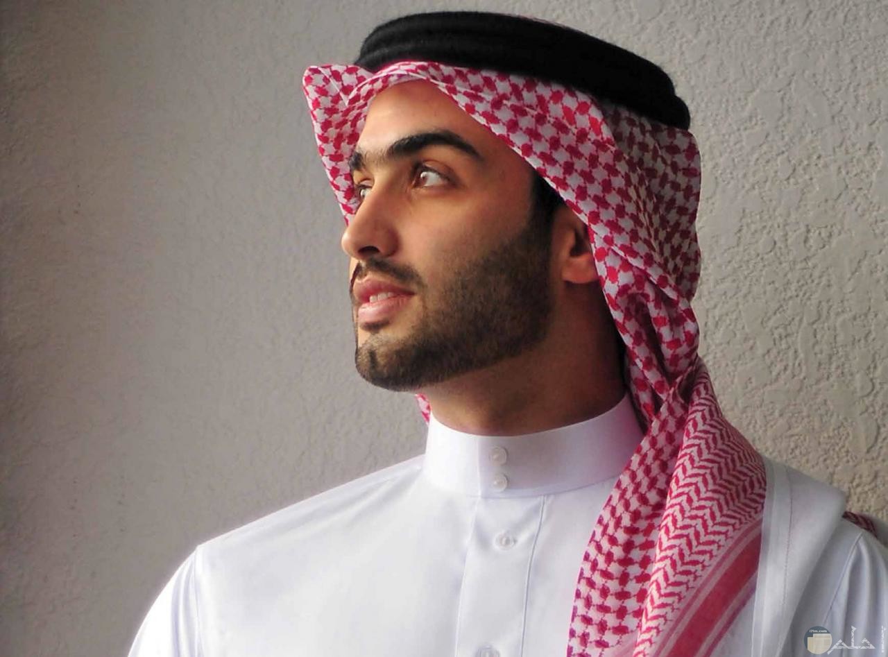 صورة شاب يرتدى اللبس الخليجى.
