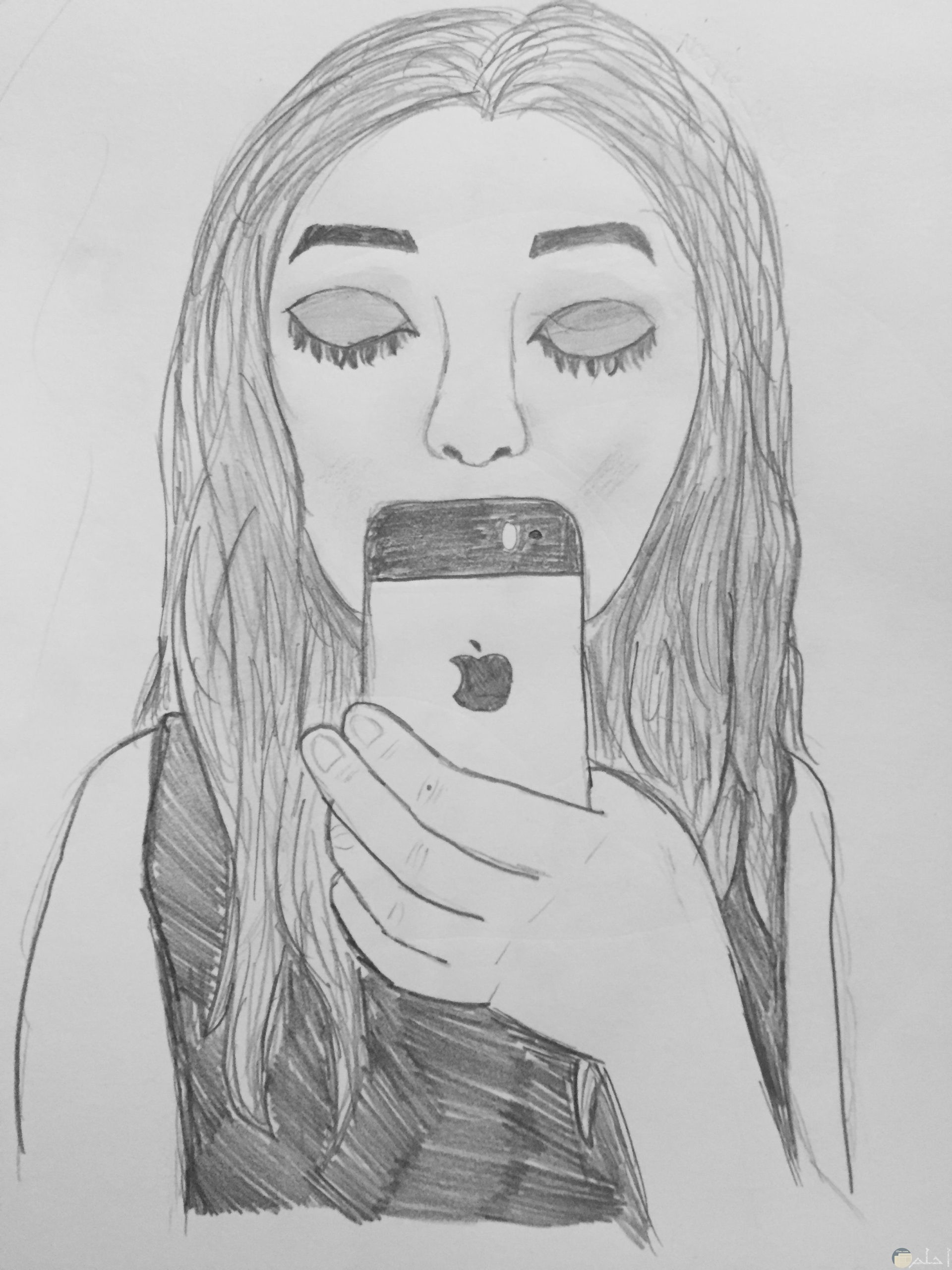 رسمة بنت بالقلم الرصاص مع هاتف محمول و تصوير سيلفى.