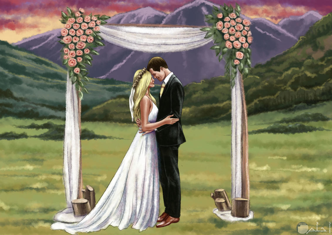 صورة رومانسية لعروسين داخل حديقة.
