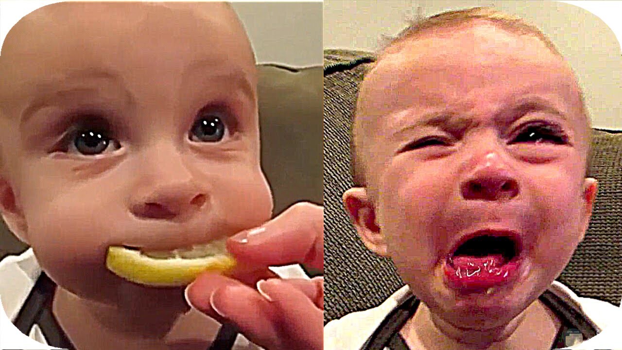 صورة طفل قبل و بعد لعق الليمون.