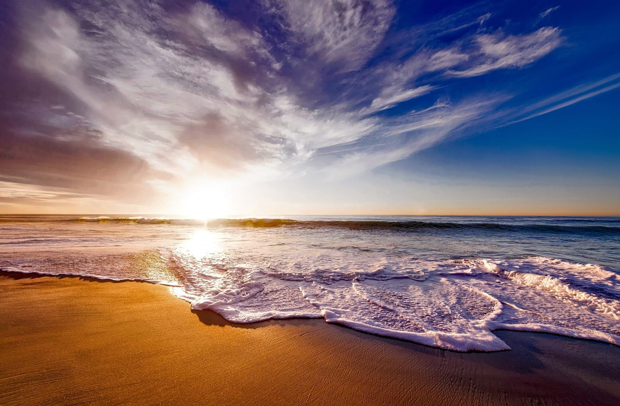 صورة جميلة للبحر وامواجه مع غروب الشمس 