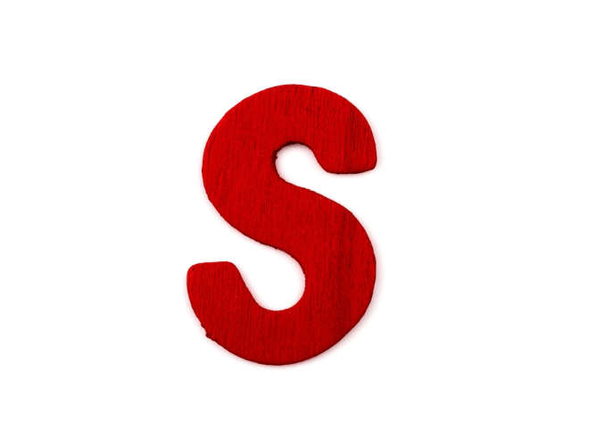 صورة حرف S باللون الأحمر مع خلفية بيضاء