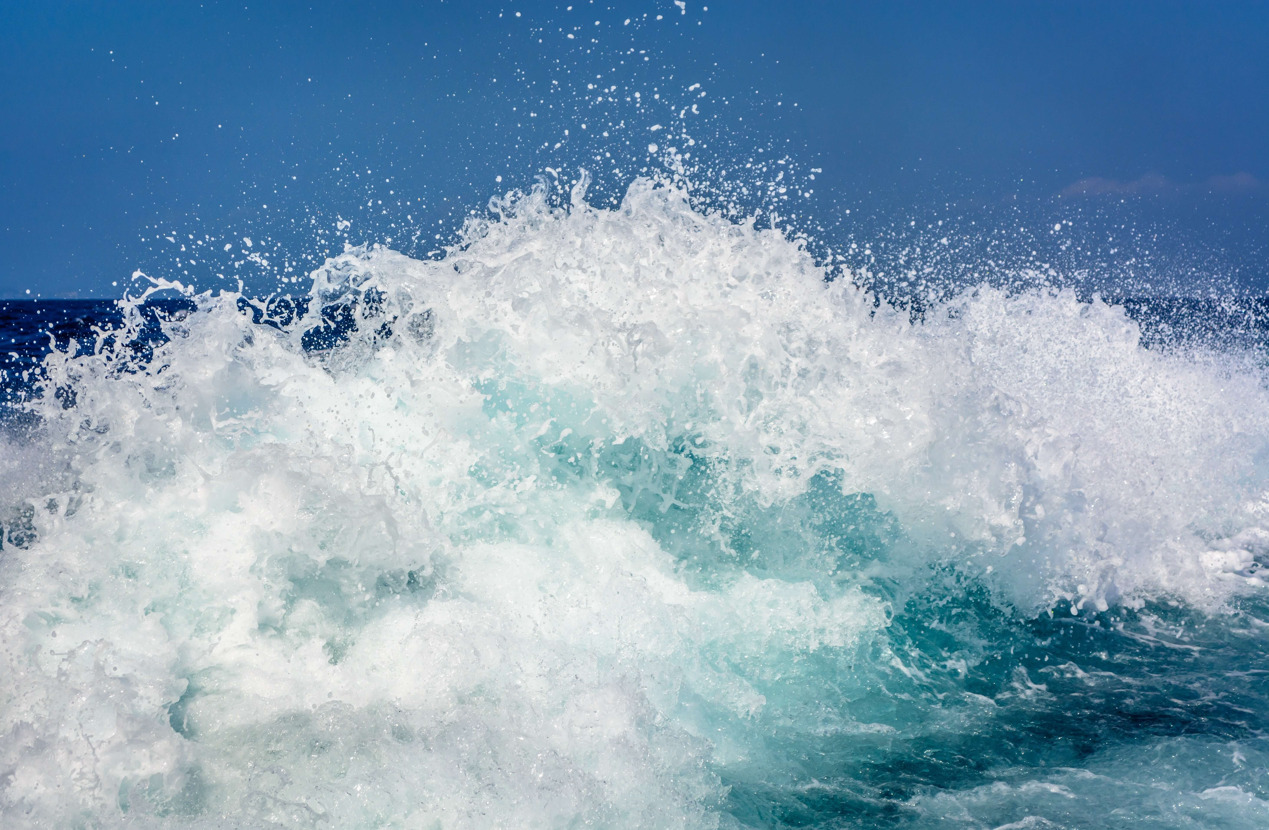 صورة موج البحر المتلاطم تصلح خلفية للهاتف