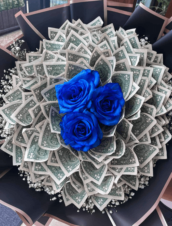 صورة لباقة ورد زرقاء يحيط بها النقود من كل جانب