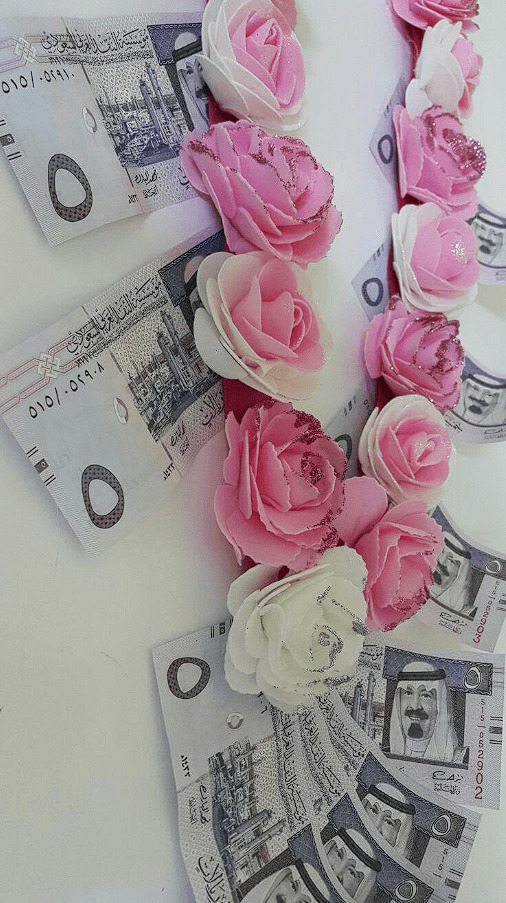 صورة رائعة للنقود السعودية مع الورد الوردي