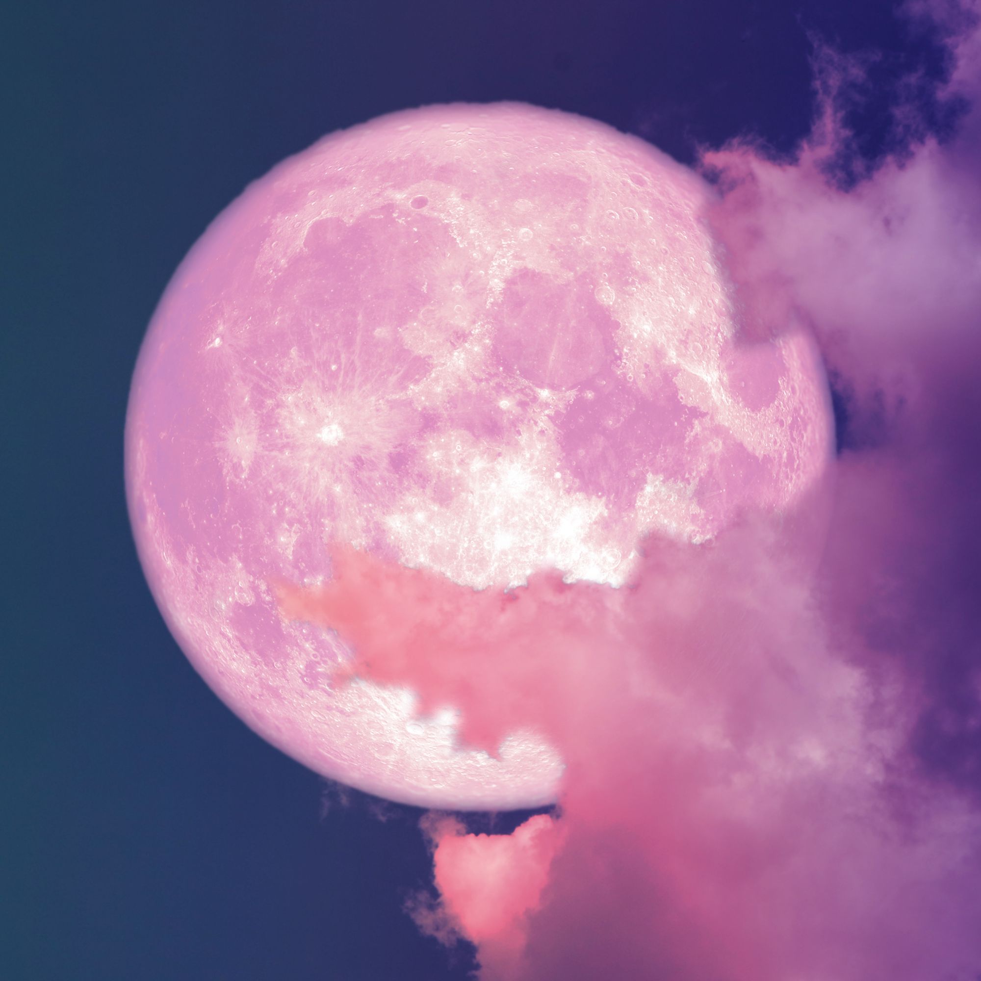 صورة قمر وردي بين سحاب وردي في السماء