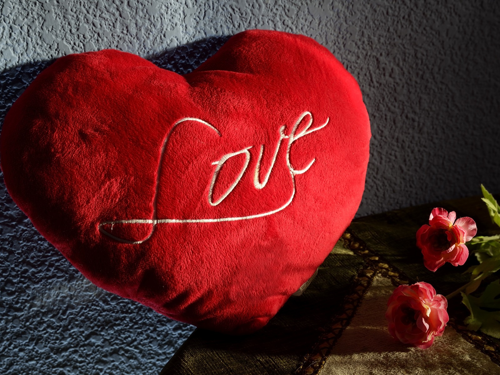 كلمة love علي قلب أحمر كبير