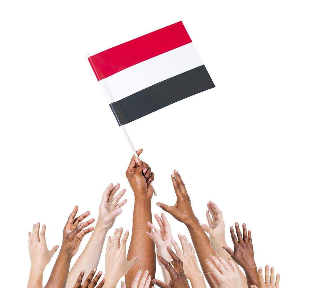 أيادي كثيرة تحمل علم اليمن