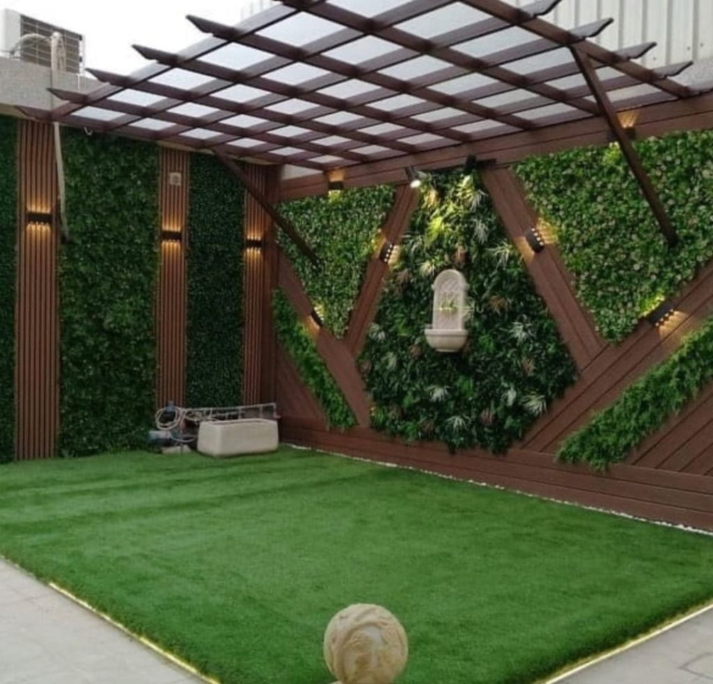 حديقة خضراء بمساحة صغيرة وسقف من خشب