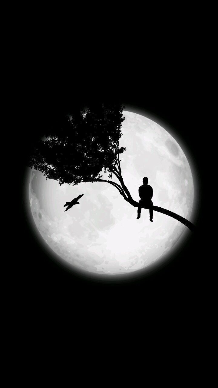رجل يجلس علي شجرة وقمر مضيء