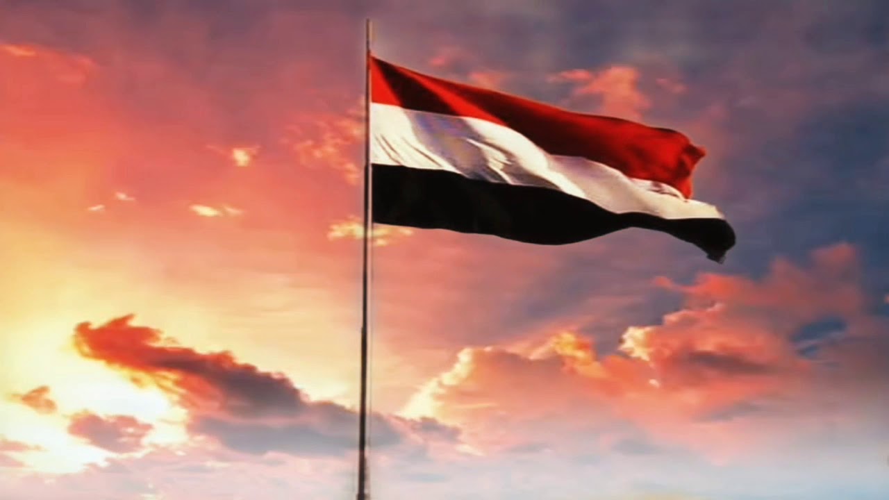 علم يمني مرفرف في السماء
