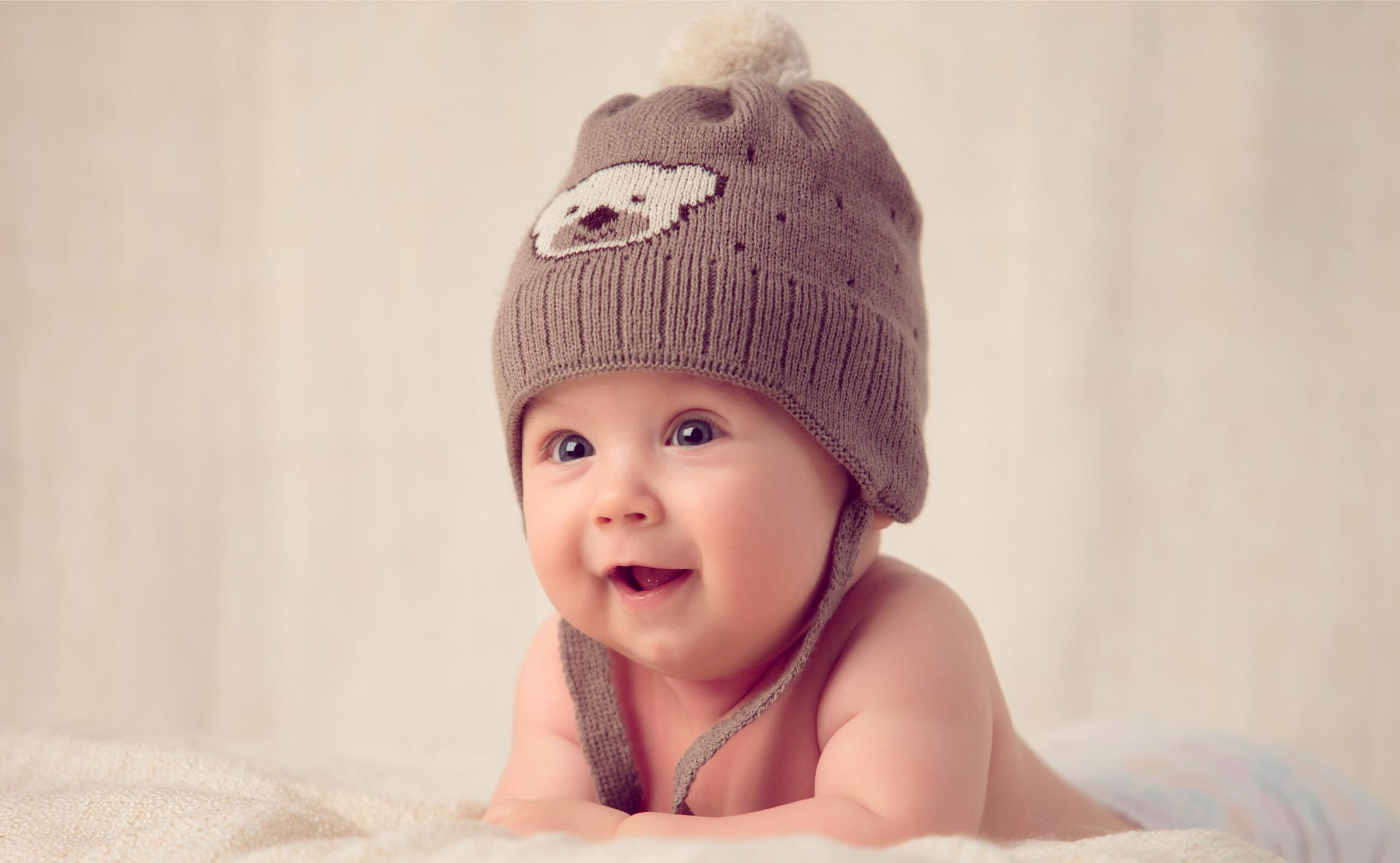 خلفية لطفل ولد يرتدي قبعة فرو