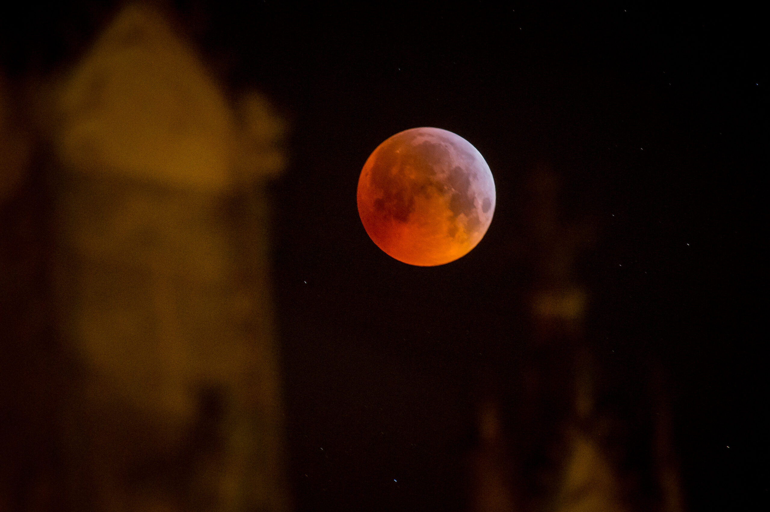 صورة قمر أحمر في ليلة شديد السواد
