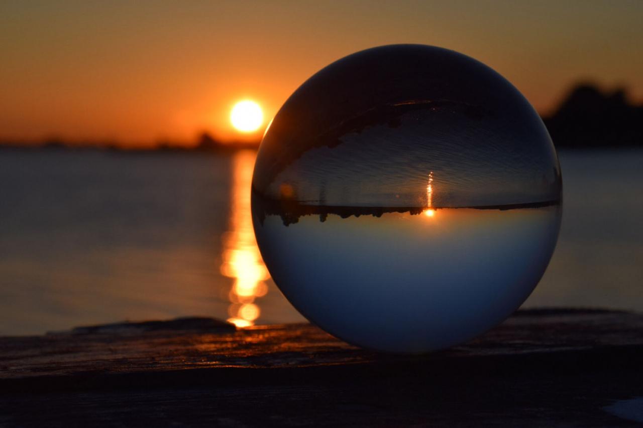 كرة زجاجية تعكس صورة البحر 