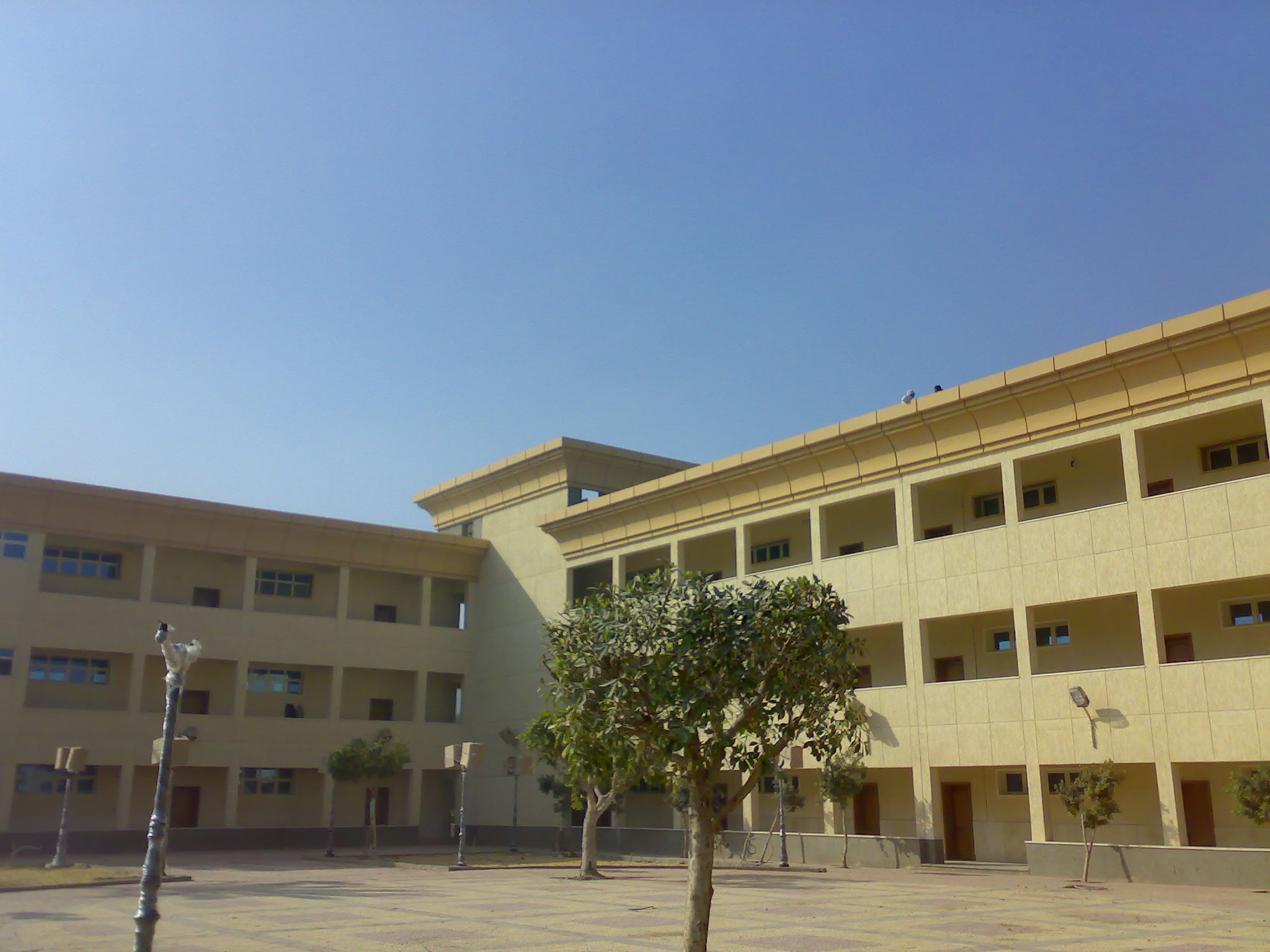 مباني المدرسة والساحة الخاصة بها