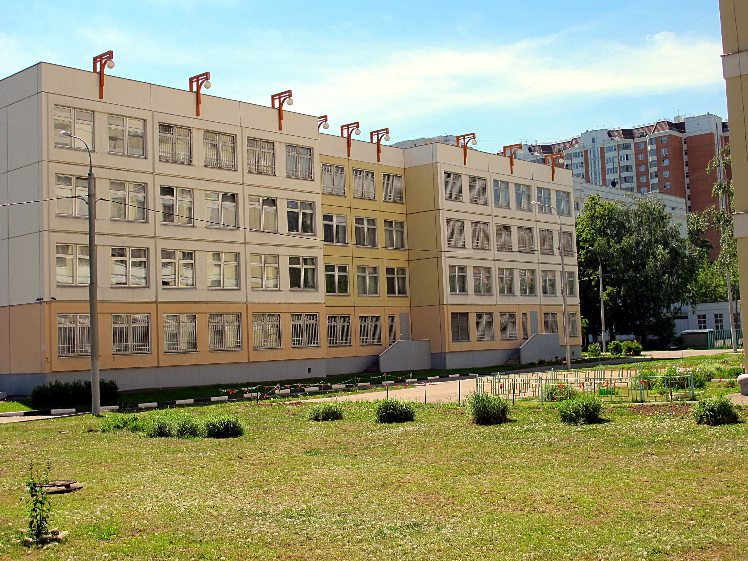 صورة مدرسة كبيرة أمامها حديقة