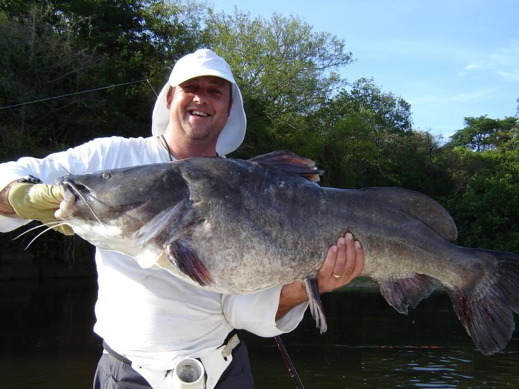 صورة رجل يحمل سمكة بياض ضخمة