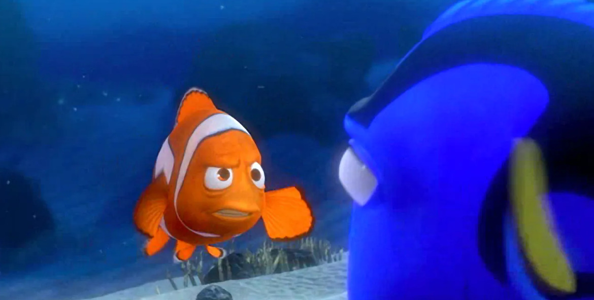 سمكة نيمو تتحدث مع سمكة زرقاء