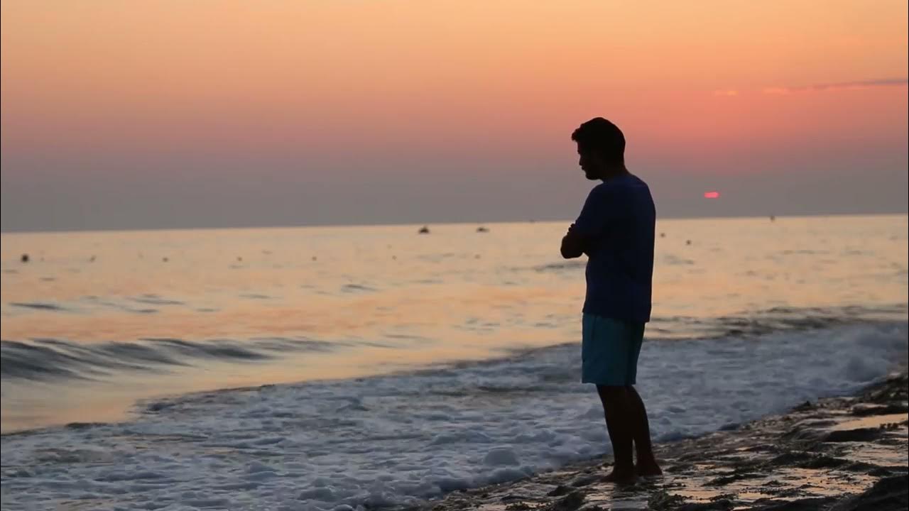 صورة رجل حزين يقف أمام البحر 