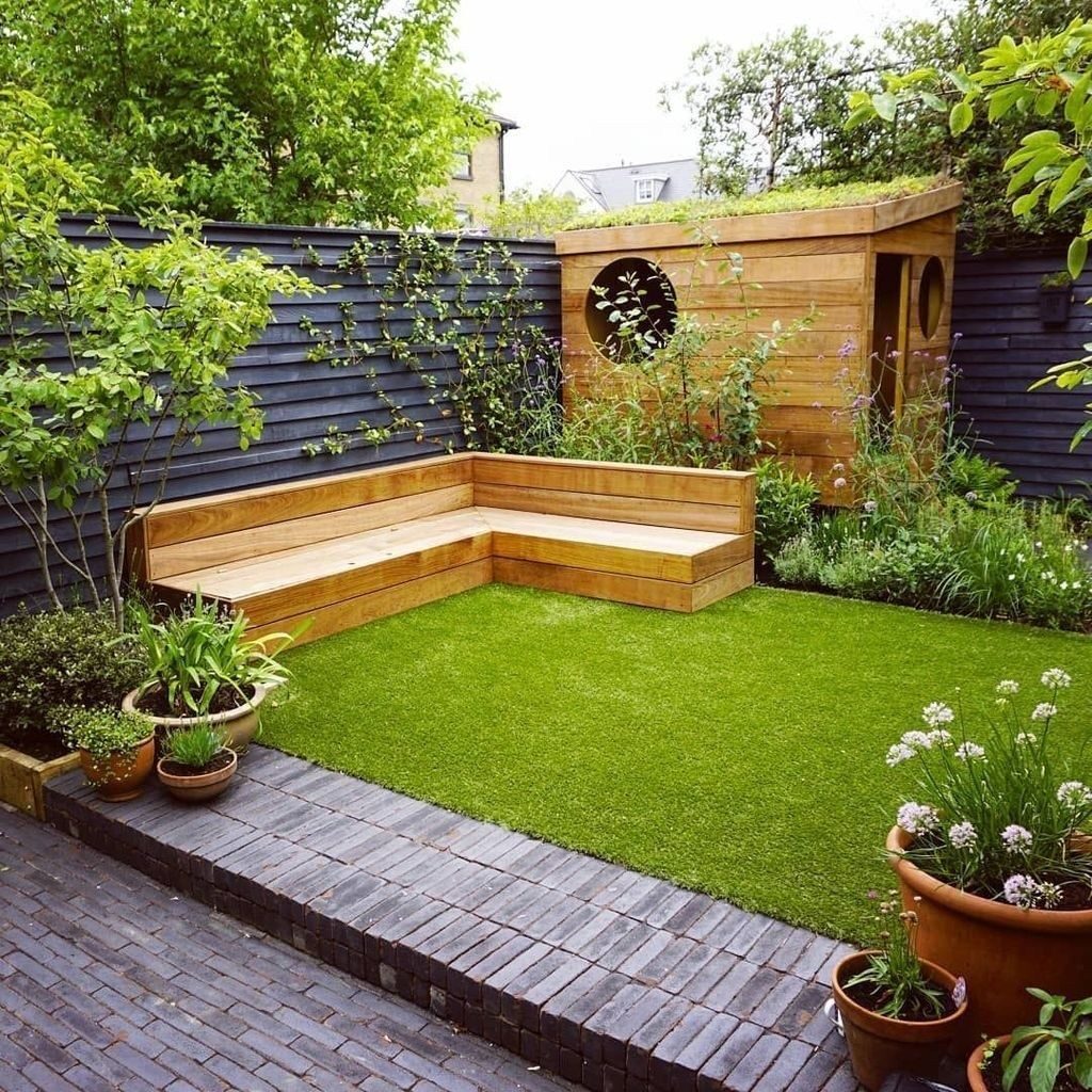 صورة حديقة منزل بها كنبة ونباتات
