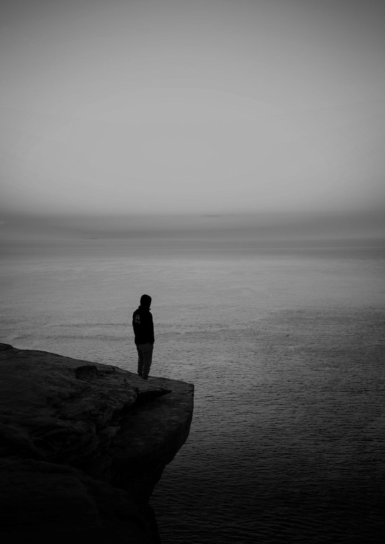 خلفية سوداء رجل وحيد أمام البحر